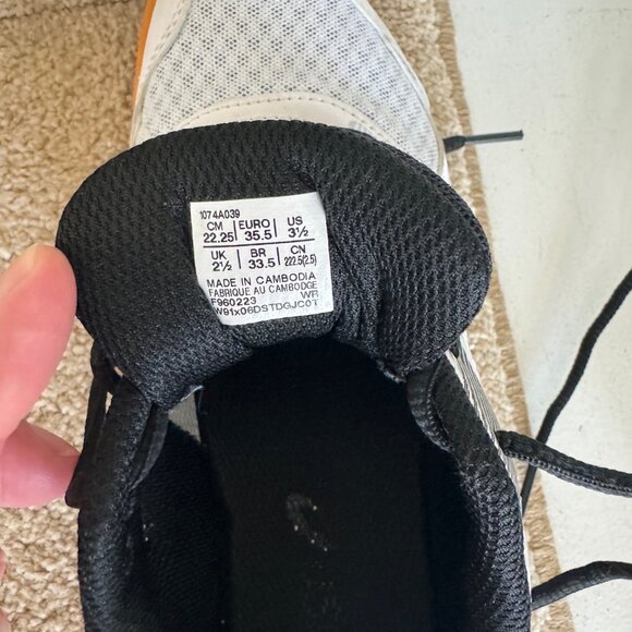 ASICS Upcourt 5 Volleyball Shoes - Picture 3 of 4